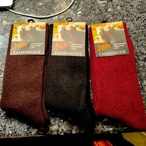 Lambswool socks. Unisex.
Available in 3 colors:burgundy, black and brown colors